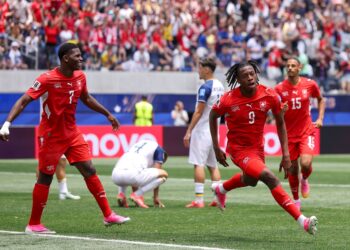 PEMAIN Tengah Switzerland, Johan Manzambi (kanan) meraikan jaringan ketika menentang Bosnia dan Herzegovina dalam aksi kedua Kumpulan B.-AFP