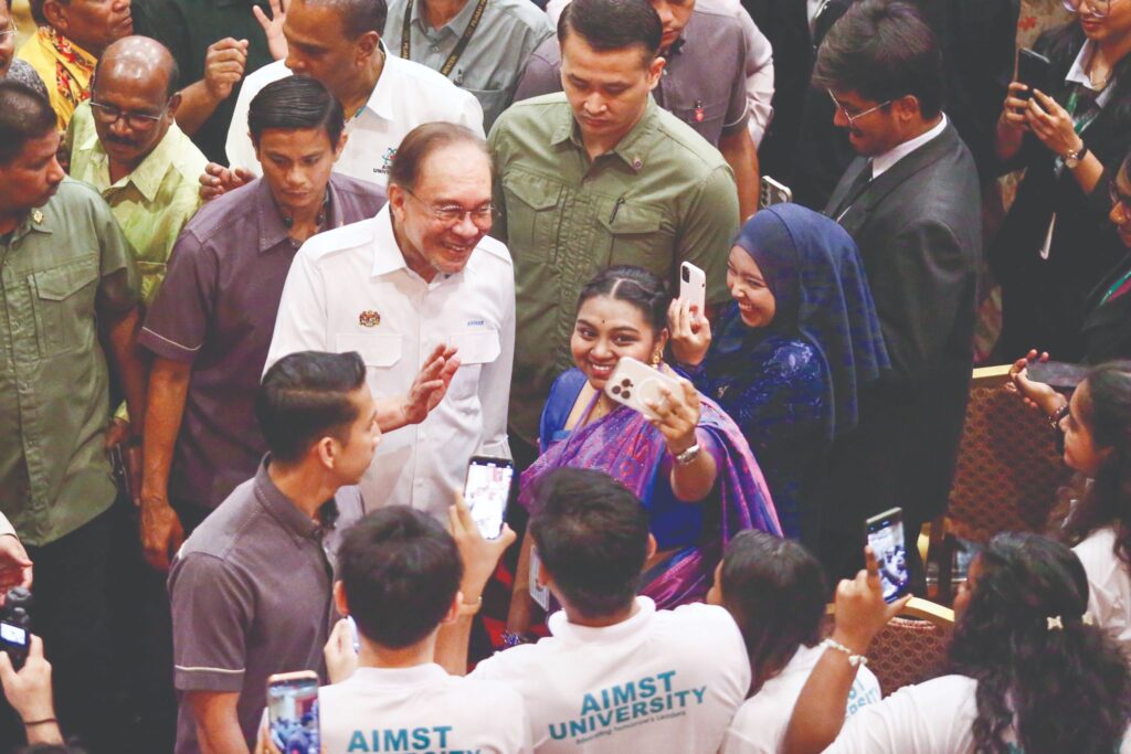 Pulih ekonomi dahulu sebelum PRU – Anwar
