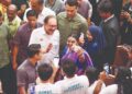 ANWAR Ibrahim menyantuni sebahagian pelajar dan tetamu ketika hadir ke Majlis Penyerahan Geran Tahunan Kerajaan kepada Universiti AIMST, Bedong,  Kedah, semalam. – UTUSAN/SHAHIR NOORDIN