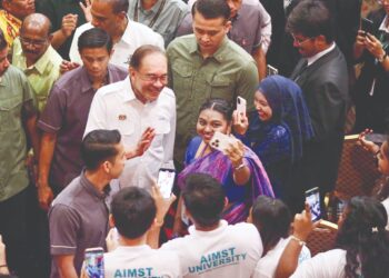 ANWAR Ibrahim menyantuni sebahagian pelajar dan tetamu ketika hadir ke Majlis Penyerahan Geran Tahunan Kerajaan kepada Universiti AIMST, Bedong,  Kedah, semalam. – UTUSAN/SHAHIR NOORDIN
