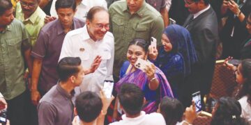 ANWAR Ibrahim menyantuni sebahagian pelajar dan tetamu ketika hadir ke Majlis Penyerahan Geran Tahunan Kerajaan kepada Universiti AIMST, Bedong, Kedah, semalam. – UTUSAN/SHAHIR NOORDIN