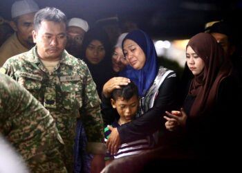 SITI Fairus Mohamad Yussof sebak melihat jenazah suaminya dikebumikan di Tanah Perkuburan Islam Masjid
Al-Busyra, Sungai Petani, Kedah, semalam.– UTUSAN/ SHAHIR NOORDIN
