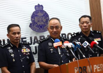 MOHD. Alwi Zainal Abidin (tengah) ketika sidang akhbar di IPK Perak di Ipoh hari ini.
