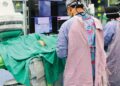 PEMBEDAHAN memasukkan pacemaker ke dalam jantung.