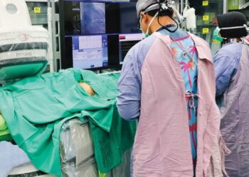 PEMBEDAHAN memasukkan pacemaker ke dalam jantung.