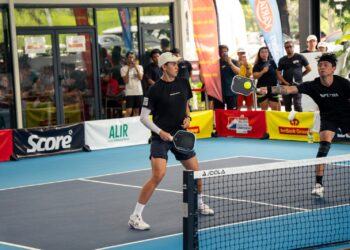 KHOO Er Yang (kanan) ketika beraksi dalam perlawanan akhir beregu lelaki pada Kejohanan Pickleball Malaysia AmBank 2026 di Kelab Raket Playa, Subang Jaya, semalam. - IHSAN PENGANJUR