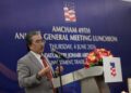 JOHARI Ghani ketika berucap pada majlis makan tengahari sempena Mesyuarat Agung Tahunan (AGM) Dewan Perniagaan Amerika Syarikat dan Malaysia (AMCHAM) di sini semalam.