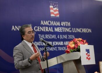 JOHARI Ghani ketika berucap pada majlis makan tengahari sempena Mesyuarat Agung Tahunan (AGM) Dewan Perniagaan Amerika Syarikat dan Malaysia (AMCHAM) di sini semalam.