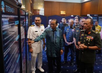 MOHAMED Khaled Nordin menunjukkan teras-teras dalam Pelan Strategik Pertahanan Negara (PSPN)
2026-2030 dan Rangka Tindakan Kapasiti Pertahanan (RTKP) 2026-2030 yang dilancarkan di Kuala
Lumpur, semalam. – UTUSAN/FAUZI BAHARUDIN