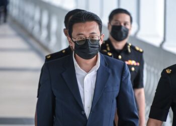 ILIYAS Jamil dihadapkan atas pertuduhan menerima rasuah di Mahkamah Sesyen Kuala Lumpur semalam. – UTUSAN/SYAKIR RADIN