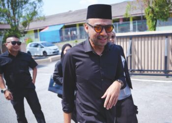 ADNAN Abu ketika ditemui pemberita pada prosiding pengesahan lafaz rujuk terhadap bekas isterinya, Adira Suhaimi di Mahkamah Rendah Syariah Gombak semalam.- UTUSAN/SYAKIR RADIN