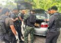 ANGGOTA polis merampas lebih 11.2 kilogram daripada sebuah kereta yang dalam perjalanan ke Daerah Betong, Thailand semalam. – IHSAN POLIS