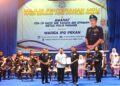 YAHAYA Othman (kanan) menyerahkan memorandum persefahaman kepada Ketua Divisyen Sumber Dana YAPEIM, Tengku Idzmul Azlim Tengku Alang (tengah) di Dewan Konvensyen Sultan Ahmad Shah, Pekan, Pahang.