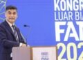 Timbalan Setiausaha Agung AFC Vahid Kardany membentangkan laporan audit FAM di Kelana Jaya, semalam. - UTUSAN/FARIZ RUSADIO