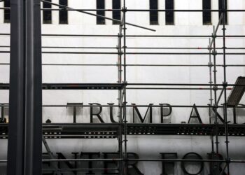 NAMA Trump dirutunkan dari Pusat Kennedy, Washington. - AFP