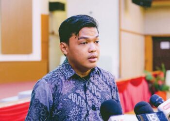 ABDUL Wafiy Kamarudin semasa berkongsi pengalaman pahit terlibat dalam kemalangan yang meragut nyawa 15 rakannya selepas Majlis Tautan Kasih dan Ukhwah UPSI Bersama Waris Insiden Gerik 2025, Pasir Puteh, Kelantan. - UTUSAN/KAMARUL BISMI KAMARUZAMAN
