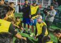CAROLAN (tengah) menerangkan taktikal kepada pemain ketika berdepan Jepun, kelmarin.- IHSAN PERSEKUTUAN HOKI ANTARABANGSA (FIH).