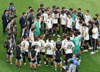 Pemain Jepun berkumpul di tengah padang selepas tewas 1-2 kepada Brazil dalam perlawanan Pusingan 32 Terbaik Piala Dunia FIFA 2026 di Stadium Houston, semalam.-AFP