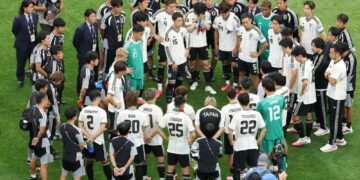 Pemain Jepun berkumpul di tengah padang selepas tewas 1-2 kepada Brazil dalam perlawanan Pusingan 32 Terbaik Piala Dunia FIFA 2026 di Stadium Houston, semalam.-AFP