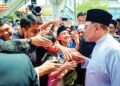 ANWAR Ibrahim bersalaman dengan jemaah ketika tiba untuk solat Jumaat di Masjid Al-Hidayah, Sentul, Kuala Lumpur semalam.