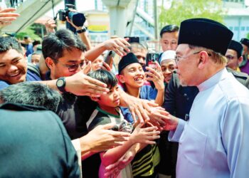 ANWAR Ibrahim bersalaman dengan jemaah ketika tiba untuk solat Jumaat di Masjid Al-Hidayah, Sentul, Kuala Lumpur semalam.