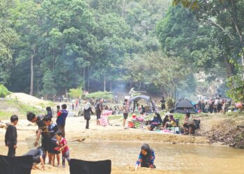 Taman Eko-Rimba Sungai Pandan, Panching di Kuantan, Pahang meriah dengan kehadiran pengunjung sempena cuti persekolahan ketika ini.
