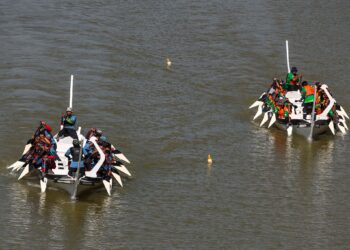 AKSI para peserta pertandingan perahu panjang sempena Festival Adu Kolek 2026 di Kampung Jeram Hulu, Kuala Nerus, Terengganu. – UTUSAN/PUQTRA HAIRRY