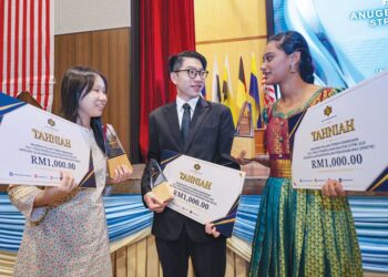 SAW Xin En (kiri) bersama dua pelajar cemerlang STPM 2025, Yeoh Chwen Yih (tengah) dan R. Nanthini di Dewan Besar Majlis Peperiksaan Malaysia (MPM), Selayang, semalam. – UTUSAN/AMIR KHALID