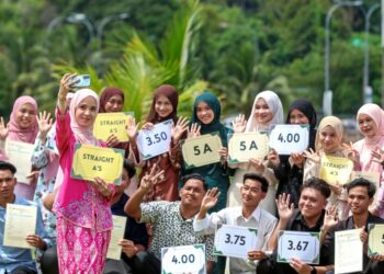 CALON cemerlang Sijil Tinggi Persekolahan Malaysia (STPM) 2025 meraikan kejayaan setelah mengambil keputusan di Sekolah Menengah Kebangsaan (SMK) Bukit Sawa, Marang, Terengganu. -UTUSAN/PUQTRA HAIRRY