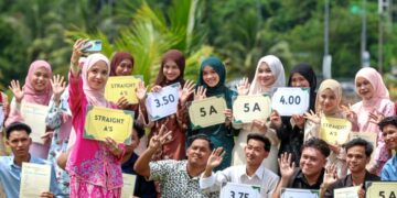 CALON cemerlang Sijil Tinggi Persekolahan Malaysia (STPM) 2025 meraikan kejayaan setelah mengambil keputusan di Sekolah Menengah Kebangsaan (SMK) Bukit Sawa, Marang, Terengganu. -UTUSAN/PUQTRA HAIRRY