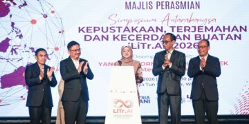 FADHLINA Sidek merasmikan Simposium Antarabangsa Kepustakaan, Terjemahan dan Kecerdasan
Buatan (LiTr.AI) di Wisma Dewan Bahasa dan Pustaka di Kuala Lumpur, semalam. – UTUSAN/MUHAMAD
IQBAL ROSLI