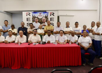 BADRUL Hisham Shaharin (duduk, empat dari kiri) selepas sidang akhbar Wawasan Negeri Sembilan di Port Dickson, hari ini.