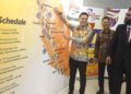 Mohammed Taufiq Johari menunjukkan laluan Le Tour De Langkawi (LTDL) 2026 di Putrajaya, semalam. - UTUSAN/ FAISOL MUSTAFA 