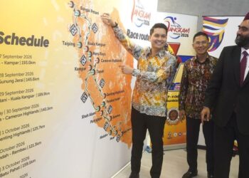 Mohammed Taufiq Johari menunjukkan laluan Le Tour De Langkawi (LTDL) 2026 di Putrajaya, semalam. - UTUSAN/ FAISOL MUSTAFA 