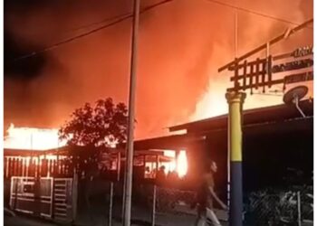KEBAKARAN lapan buah rumah di Kampung Seberang Alor, Kuala Perlis, di sini, awal pagi tadi.