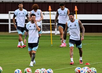 PENYERANG Argentina, Lionel Messi (kiri) menjalani latihan bersama skuad kebangsaannya menjelang aksi persahabatan menentang Honduras, esok. - AFP