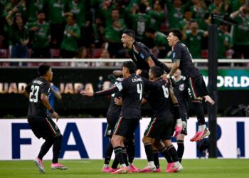 PEMAIN-Pemain Mexico meraikan kejayaan mara ke pusingan kalah mati selepas menewaskan Korea Selatan pada aksi kedua Kumpulan A di Stadium Guadalajara, hari ini.-AFP