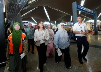 MAS Ermieyati Samsudin bersama Jawatankuasa PAC ketika meninjau sesi lawatan kerja di KLIA Terminal 1. - UTUSAN/FAISOL MUSTAFA
