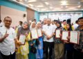 WAN Rosdy Wan Ismail (tengah) bersama sebahagian  generasi baharu Felda Kota Gelanggi Satu, Dua dan Empat yang menerima suratan hak milik tanah di Jerantut, Pahang.