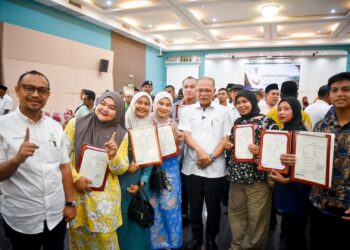 WAN Rosdy Wan Ismail (tengah) bersama sebahagian  generasi baharu Felda Kota Gelanggi Satu, Dua dan Empat yang menerima suratan hak milik tanah di Jerantut, Pahang.
