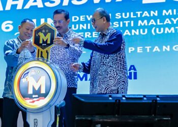 MOHD. Zuki Ali (tengah) menyempurnakan gimik pelancaran aplikasi MACCCampus  pada program Literasi Kewangan Integriti @ Antirasuah Mahasiswa di Universiti Malaysia Terengganu (UMT), Kuala Nerus, Terengganu.