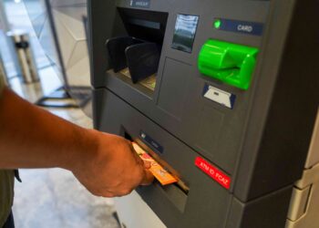 CAJ RM1 untuk pengeluaran antara bank di mesin juruwang automatik di seluruh negara dimansuhkan mulai 1 Julai ini. - GAMBAR HIASAN