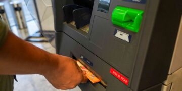 CAJ RM1 untuk pengeluaran antara bank di mesin juruwang automatik di seluruh negara dimansuhkan mulai 1 Julai ini. - GAMBAR HIASAN