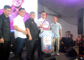 STEVEN Sim Chee Keong melancarkan Portal TEKUN Nasional sempena Majlis Perasmian Penutup Karnival Hebatkan Perniagaan Malaysia (HPM) Peringkat Negeri Melaka dan Showcase Satu Daerah Satu Industri (SDSI) Peringkat Kebangsaan di Morten Walk hari ini. -UTUSAN/AMRAN MULUP