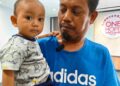MOHAMAD Yafiy Darwish didukung oleh bapanya, Mohamad Faizal Mohd. Noor ketika datang ke pejabat One Hope Charity and Welfare di Bukit Mertajam, Pulau Pinang, baru-baru ini.