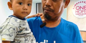 MOHAMAD Yafiy Darwish didukung oleh bapanya, Mohamad Faizal Mohd. Noor ketika datang ke pejabat One Hope Charity and Welfare di Bukit Mertajam, Pulau Pinang, baru-baru ini.