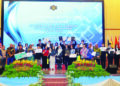 FADHLINA Sidek bergambar bersama penerima anugerah pelajar terbaik STPM 2025 ketika majlis pengumuman keputusan Peperiksaan STPM 2025 di Majlis Peperiksaan Malaysia, Selayang, Selangor. - UTUSAN/AMIR KHALID