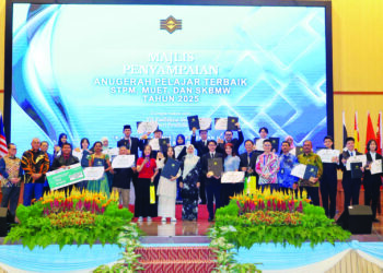 FADHLINA Sidek bergambar bersama penerima anugerah pelajar terbaik STPM 2025 ketika majlis pengumuman keputusan Peperiksaan STPM 2025 di Majlis Peperiksaan Malaysia, Selayang, Selangor. - UTUSAN/AMIR KHALID