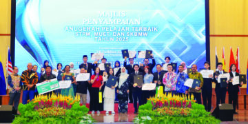 FADHLINA Sidek bergambar bersama penerima anugerah pelajar terbaik STPM 2025 ketika majlis pengumuman keputusan Peperiksaan STPM 2025 di Majlis Peperiksaan Malaysia, Selayang, Selangor. - UTUSAN/AMIR KHALID