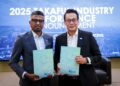 BORHANUDIN Samsudin (kiri) bersama Ketua Pegawai Eksekutif Persatuan Takaful Malaysia, Mohd Radzuan Mohamed menunjukkan buku laporan tahunan selepas mengadakan sidang media Pengumuman Prestasi Industri Takaful 2025 di Kuala Lumpur, semalam. - UTUSAN/IQBAL ROSLI